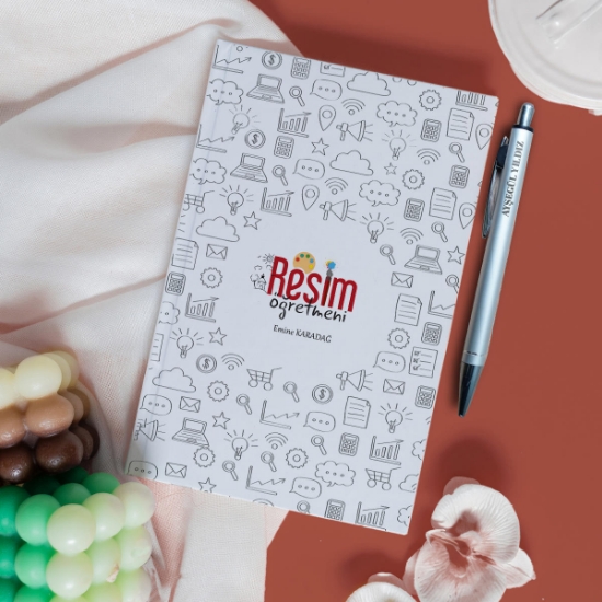 Resim Öğretmeni Baskılı Beyaz Defter + Kalem Hediye Seti resmi