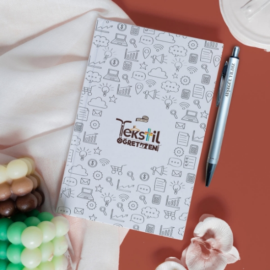 Tekstil Öğretmeni Baskılı Beyaz Defter + Kalem Hediye Seti resmi