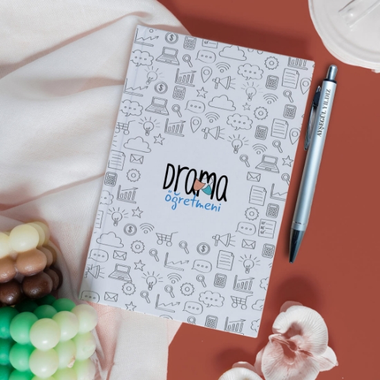 Drama Öğretmeni Baskılı Beyaz Defter + Kalem Hediye Seti resmi