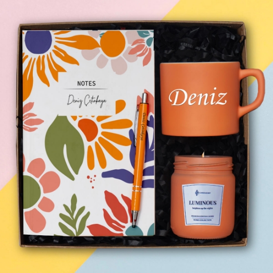 Kişiye Özel Renkli Nescafe Fincanı, Defter, Kalem-Kokulu Cam Mum Hediye Seti resmi