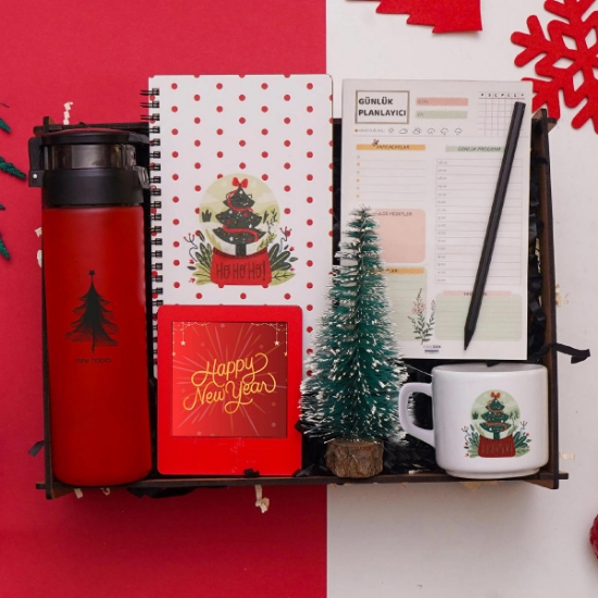 Yeni Yıl Yılbaşı Hediye Seti & Cam Suluk,Ahşap Defter, Çerçeve, Planlayıcı, Çam Ağacı, Fincan,  resmi