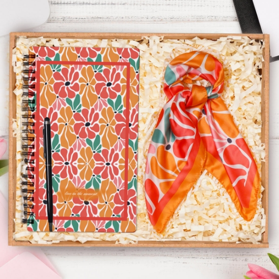 Tasarımlı Ahşap Defter, Fular, Kalem Kombini Model No: 7512 resmi
