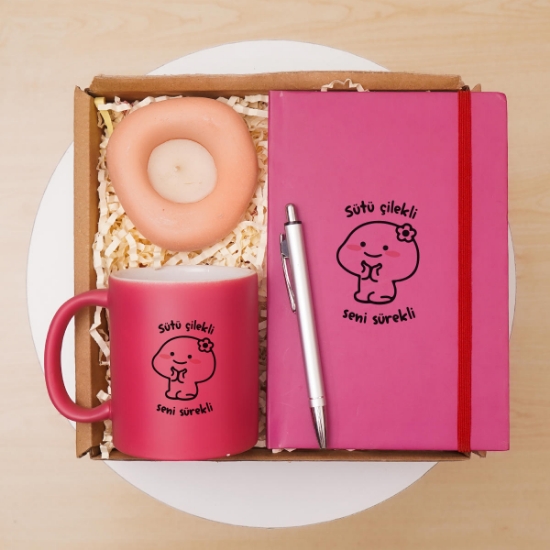 Sütlü Çilekli Seni Sürekli Temalı, Defter, Kalem, Kupa, Mum Hediye Seti resmi