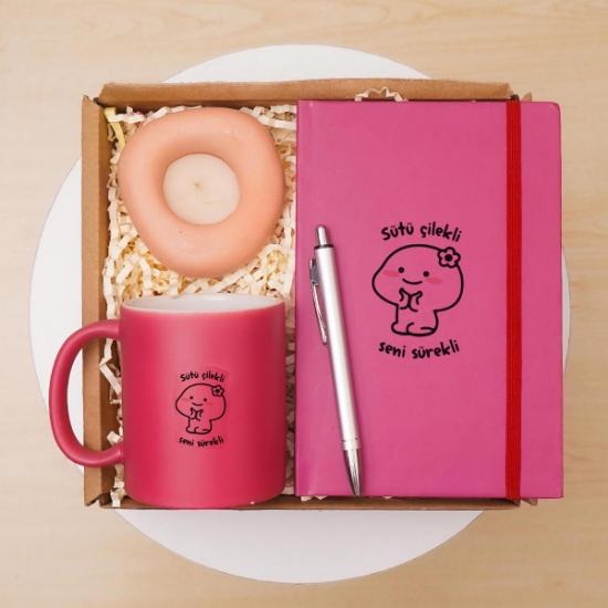 Sütlü Çilekli Seni Sürekli Temalı, Defter, Kalem, Kupa, Mum Hediye Seti resmi
