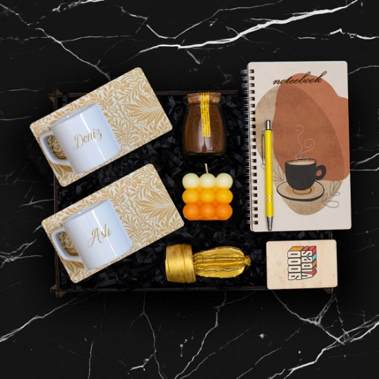 2 Ad Ahşap Sunumlu Kahve Fincanı, Kahve, Defter, Mum, Magnet  Hediye Kutusu resmi