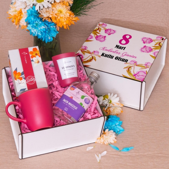 8 Mart Kadınlar Günü Tasarımlı Premium Ahşap Kutulu Hediye Seti & Kupa Bardak, Cam Mum, 200ML İncir Kolanyası, Bitki Çayı resmi