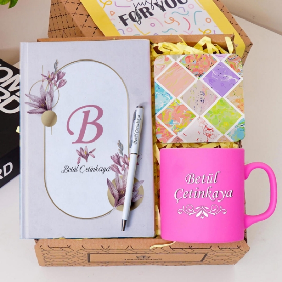 Kişiye Özel Renkli Defter , Pembe Kupa Bardak, Tükenmez Kalem & Hediye Seti resmi