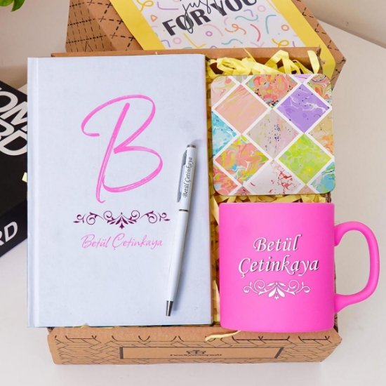 Kişiye Özel Renkli Defter , Pembe Kupa Bardak, Tükenmez Kalem & Hediye Seti resmi