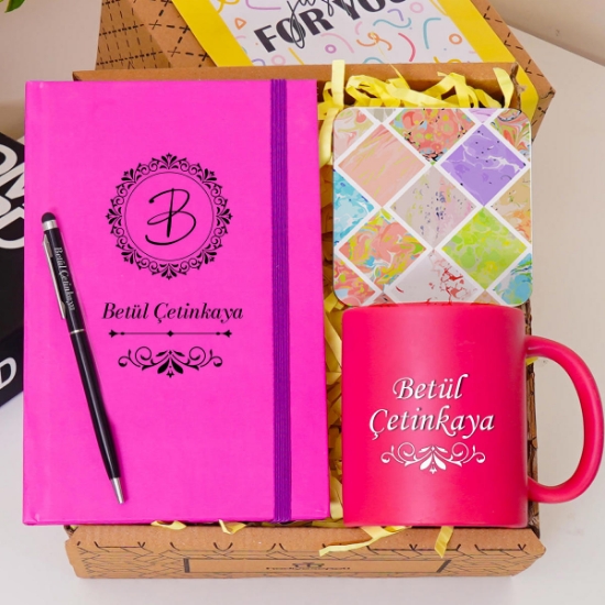 Kişiye Özel Renkli Defter , Pembe Kupa Bardak, Tükenmez Kalem & Hediye Seti resmi