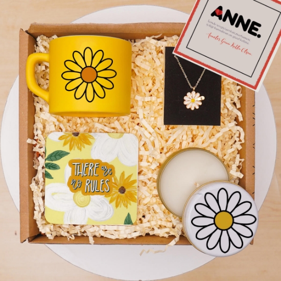 Anneler Günü Hediye Seti & Papatya Kolye, Kupa Bardak, Kokulu Mum resmi