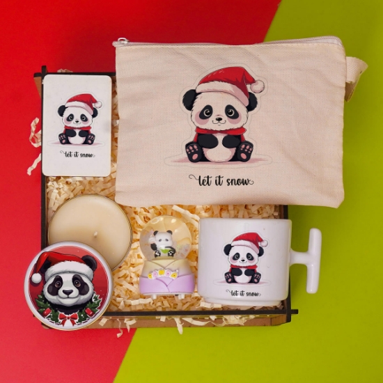 2025 Yılbaşı , Panda Tasarımlı Yeni Yıl Kadın Hediye Seti, Kar Küresi, Fincan, Makyaj Çantası, Mum, Magnet resmi