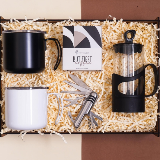 Ahşap Kutulu Hediye Seti – French Press, İsveç Çakısı, 2 Çelik Mug ve Filtre Kahve resmi
