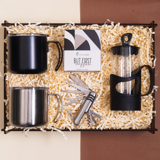 Ahşap Kutulu Hediye Seti – French Press, İsviçre Çakısı, 2 Çelik Mug ve Filtre Kahve resmi