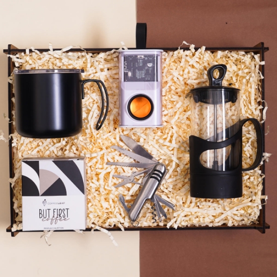 Ahşap Kutulu Premium Hediye Seti – Bluetooth Hoparlör, French Press, Çakı ve Kahve Keyfi