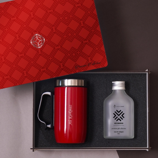 Premium Hediye Seti – Ahşap Kutuda Kırmızı Termos Mug & Cam Şişe Kolonya 100ml