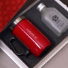 Premium Hediye Seti – Ahşap Kutuda Kırmızı Termos Mug & Cam Şişe Kolonya 100ml resmi