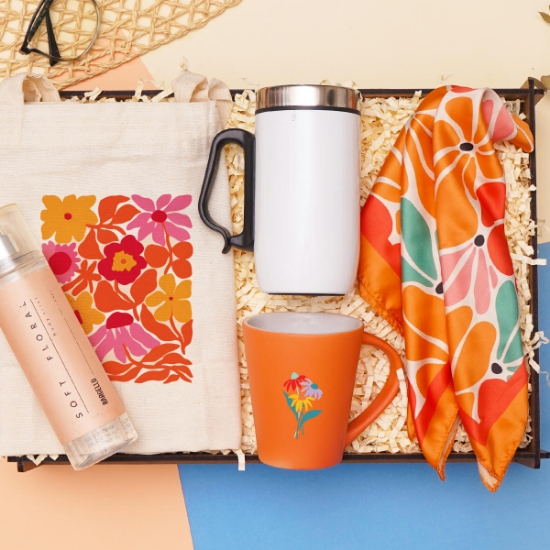 Dekoratif Ahşap Kutuda Şık Hediye Seti – Çelik Mug, Turuncu Kupa, Kadın Fular, Body Mist ve Bez Çanta resmi