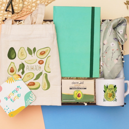 Ahşap Kutulu Kadın Hediye Seti – Defter, Fular, Kupa Bardak, Sabun ve Bez Çanta