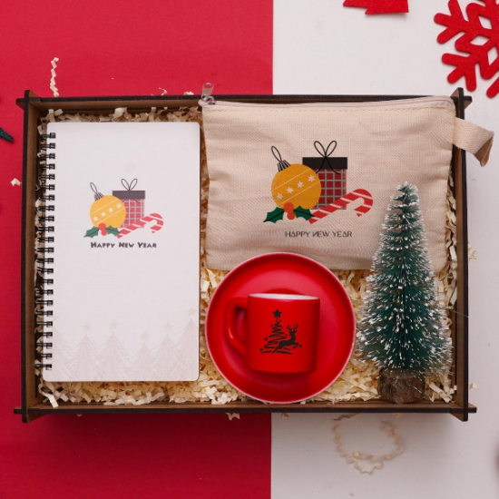 Yeni Yıl Yılbaşı Hediye Seti & Ahşap Defter, Makyaj Çantası, Fincan Takımı, Çam Ağacı resmi