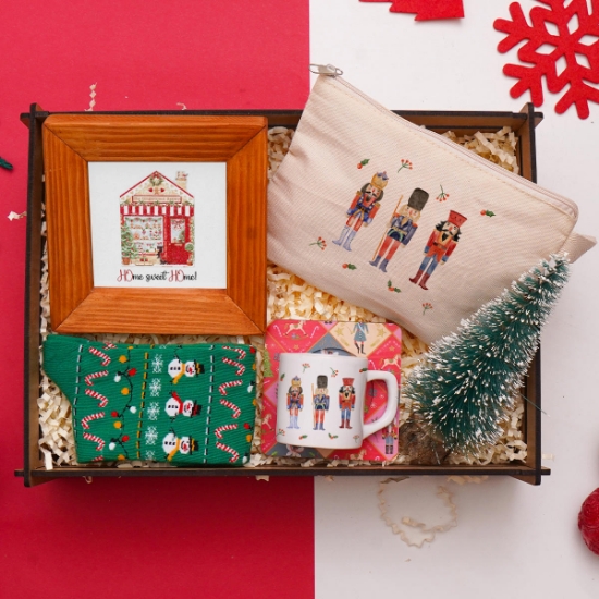 Yeni Yıl Yılbaşı Hediye Seti & Doğal Ahşap Çerçeve, Makyaj Çantası, Çorap, Fincan, Çam Ağacı,