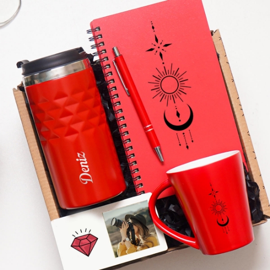 Kişiye Özel Hediye Seti – Kırmızı Çelik Kupa 300 ml, Latte Bardak, Defter, Kalem ve Panoramik Fotoğraf Çerçevesi