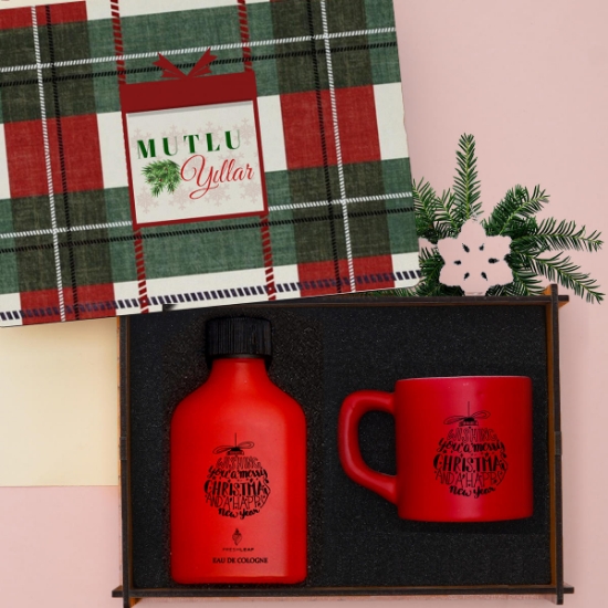 Yeni Yıl Hediye Seti – Yılbaşı Tasarımlı Ahşap Kutu İçerisinde Kolonya ve Kahve Fincanı resmi
