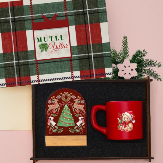Yeni Yıl Hediye Seti – Yılbaşı Tasarımlı Ahşap Kutu , Çerçeve ve Kahve Fincanı resmi