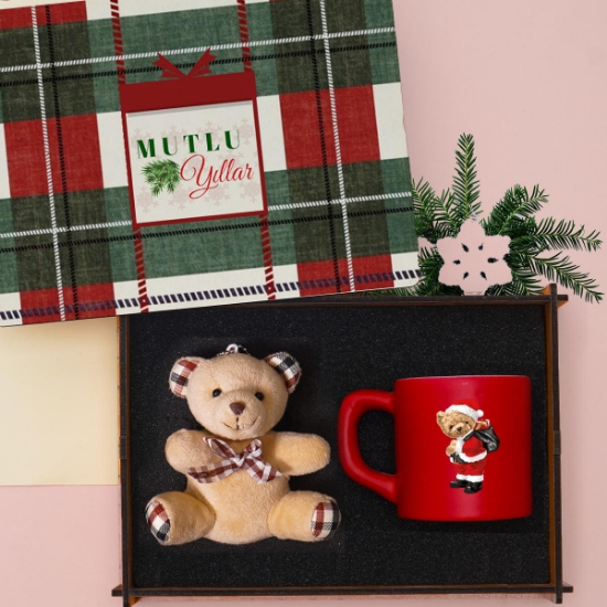Yeni Yıl Hediye Seti – Yılbaşı Tasarımlı Ahşap Kutu İçerisinde Peluş Ayıcık ve Kahve Fincanı resmi