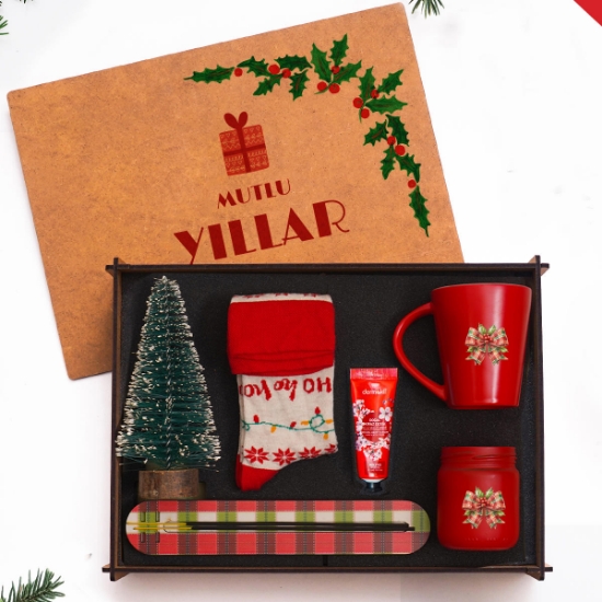 Yılbaşı Ahşap Kutu Hediye Seti – Çam Ağacı, Çorap, Mum, Kupa, Tütsü, Krem resmi