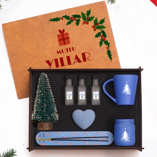 Yılbaşı Premium Ahşap Kutu Hediye Seti – Çam Ağacı, 3’lü Kolonya, Mum, Kupa, Tütsü, Biblo resmi