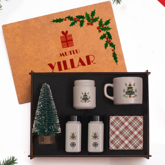 Yeni Yıl Tasarımlı Ahşap Kutu Premium Hediye Seti - Yılbaşı  Ağacı, Mum, Kahve, Fincan, Altlık resmi