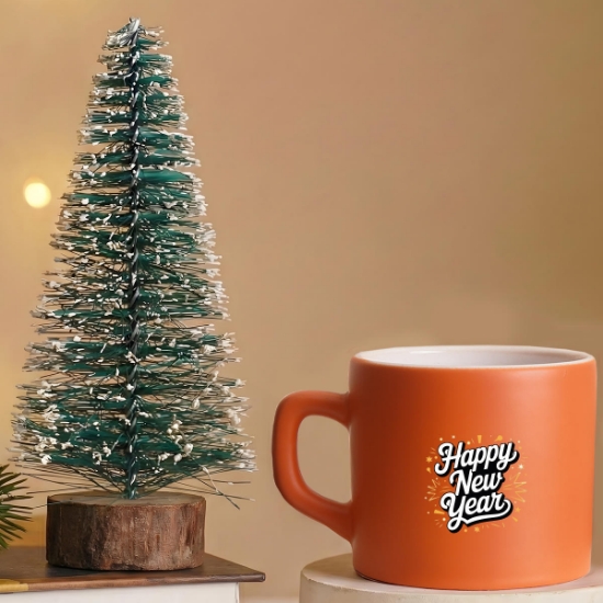 Yılbaşı Hediye Seti 2’li – Happy New Year Tasarımlı Kupa 220ml & Dekoratif Çam Ağacı 17cm