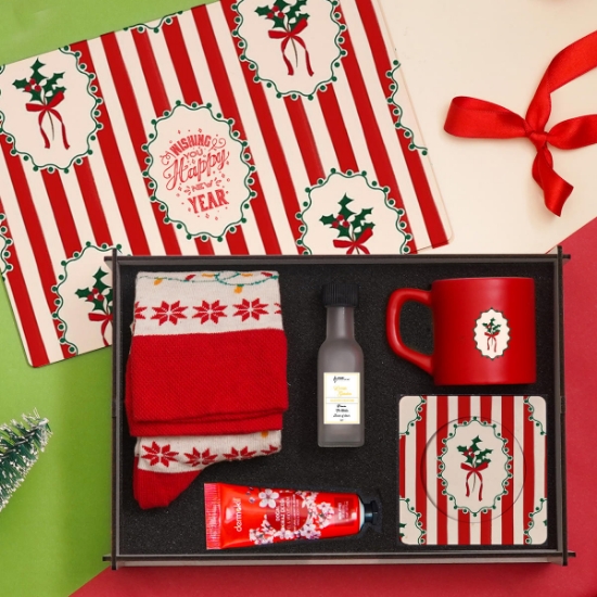 Yeni Yıl Hediye Kutusu – Fincan, Kolonya, Çorap, Krem resmi