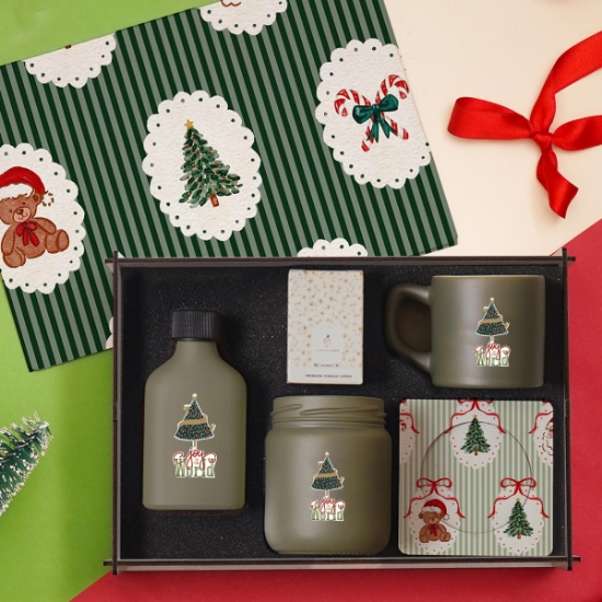 Yeni Yıl Hediye Kutusu – Fincan, Kolonya, Çorap, Krem