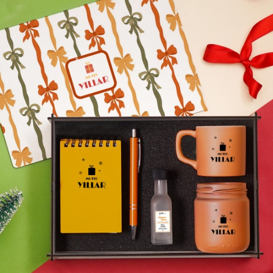 Yılbaşı Hediyesi Ahşap Kutulu Özel Set – Defter + Kalem + Kolonya + Fincan + Kokulu Mum