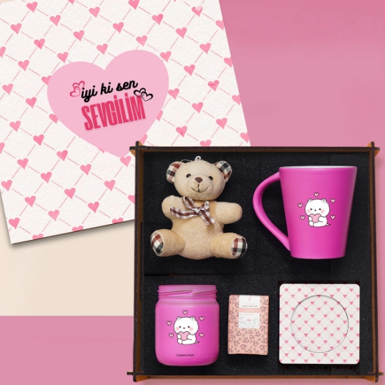 Sevgiliye Özel Ahşap Kutulu Hediye Seti – Peluş Anahtarlık, Pembe Kupa, Kokulu Mum, Kahve & Bardak Altlığı