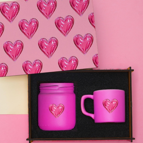 Sevgiliye Özel Kalpli Ahşap Kutuda Romantik Hediye Seti – Kokulu Cam Mum & Seramik Kahve Fincanı