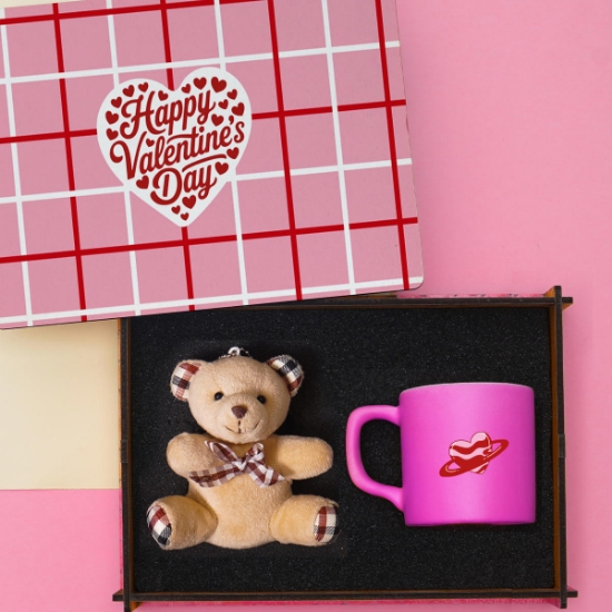 Sevgililer Günü Sevgiliye Hediye | Ahşap Kutulu Pembe Seramik Kahve Fincanı & Peluş Ayıcık Anahtarlık