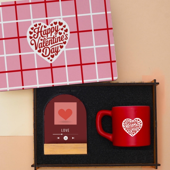 Sevgiliye Özel Kalpli Ahşap Kutuda Hediye Seti –Masa Üstü Çerçeve & Seramik Kahve Fincanı