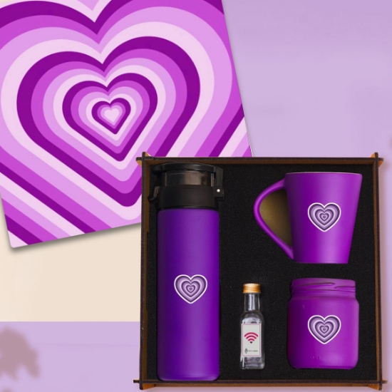 Sevgiliye Hediye Seti | Dekoratif Ahşap Kutu İçerisinde Cam Suluk, Seramik Kupa, Kolonya ve Kokulu Mum