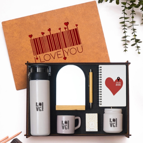Sevgiliye Hediye Seti | I LOVE YOU Tasarımlı Ahşap Kutu İçinde Cam Suluk, Kahve Fincanı, Mum ve Aksesuarlar