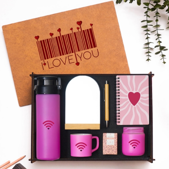 Sevgiliye Pembe Set | I LOVE YOU Tasarımlı Pembe Ahşap Kutu İçinde Cam Suluk, Kahve Seti, Mum ve Aksesuarlar