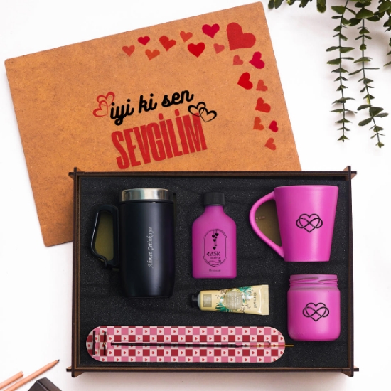 Sevgiliye Hediye Seti | İyi Ki Sen Sevgilim Tasarımlı Ahşap Kutu İçinde Termos, Kupa, Mum ve Krem resmi