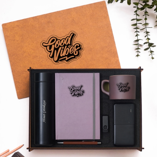 Good Vibes Hediye Seti | Tasarımlı Ahşap Kutu İçinde Termos, Defter, Powerbank ve Aksesuarlar