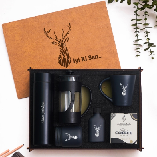 İyi Ki Sen Geyik Tasarımlı Ahşap Kutuda Kişiye Özel Termoslu Kahve Hediye Seti