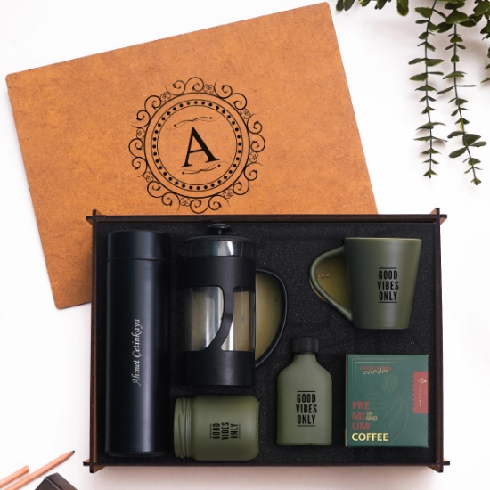 Tasarımlı Ahşap Kutuda Kişiye Özel Termoslu Kahve Hediye Seti | French Press & Filtre Kahve