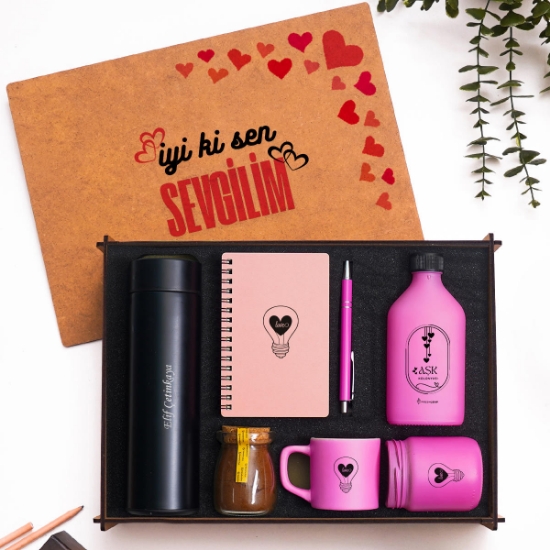 İyi Ki Sen Sevgilim Temalı Ahşap Kutuda Kişiye Özel Termoslu Kahve Hediye Seti resmi