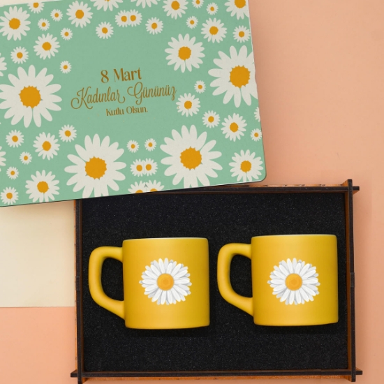 Kadınlar Günü Hediye Seti – Dekoratif Ahşap Kutu & Kahve Fincanı