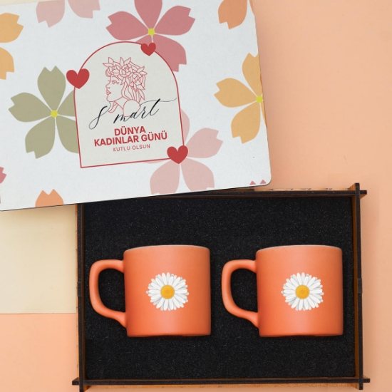 Kadınlar Günü Hediyesi Ahşap Anı Kutusu ve 2’li Kahve Fincanı Seti – Dekoratif Hediye Seti