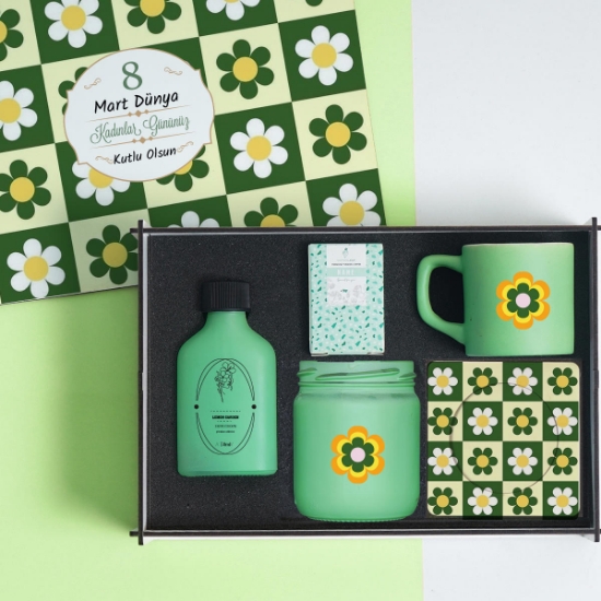 Kadınlar Günü & Tasarımlı Ahşap Kutuda, Kolonya, Mum, Kahve, Fincan Ve Altlığı resmi